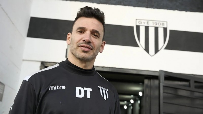 El festejo del técnico que llevó a Gimnasia al ascenso